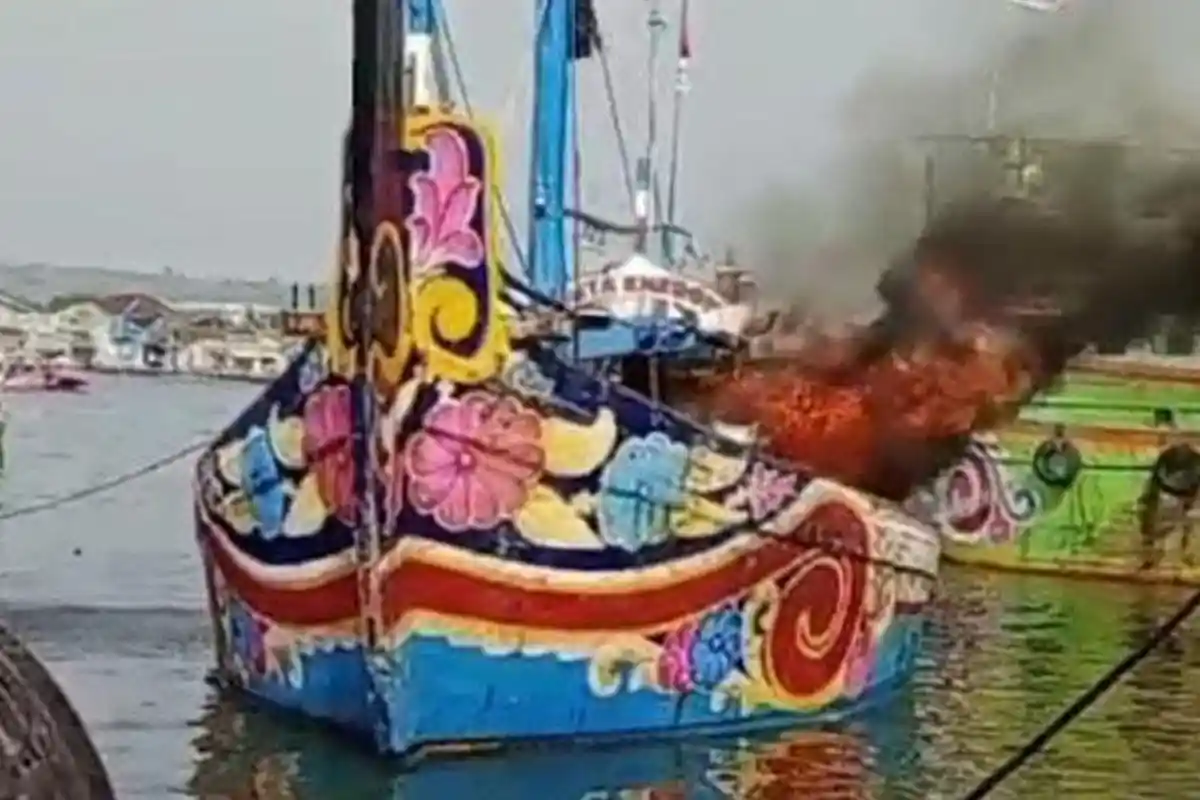 Kebakaran Kapal Nelayan di Pelabuhan Brondong Lamongan, Diduga Akibat Korsleting dari Dinamo