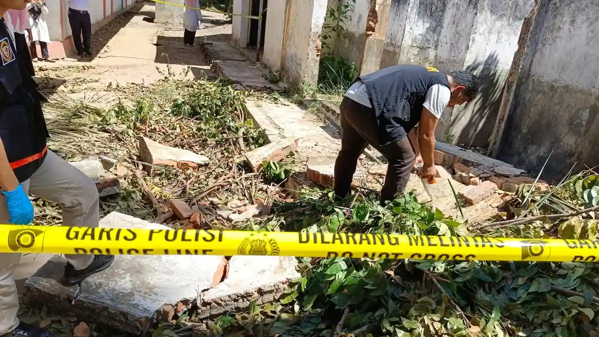 Tim Labfor Polda Sumut Olah TKP Dinding Sekolah yang Roboh di Paluta
