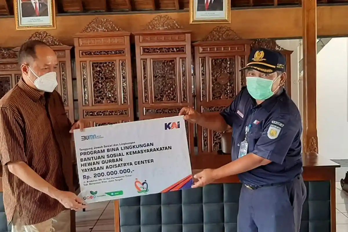 PT KAI Serahkan Bantuan 6 Sapi dan 10 Kambing untuk Iduladha Warga Banyumas