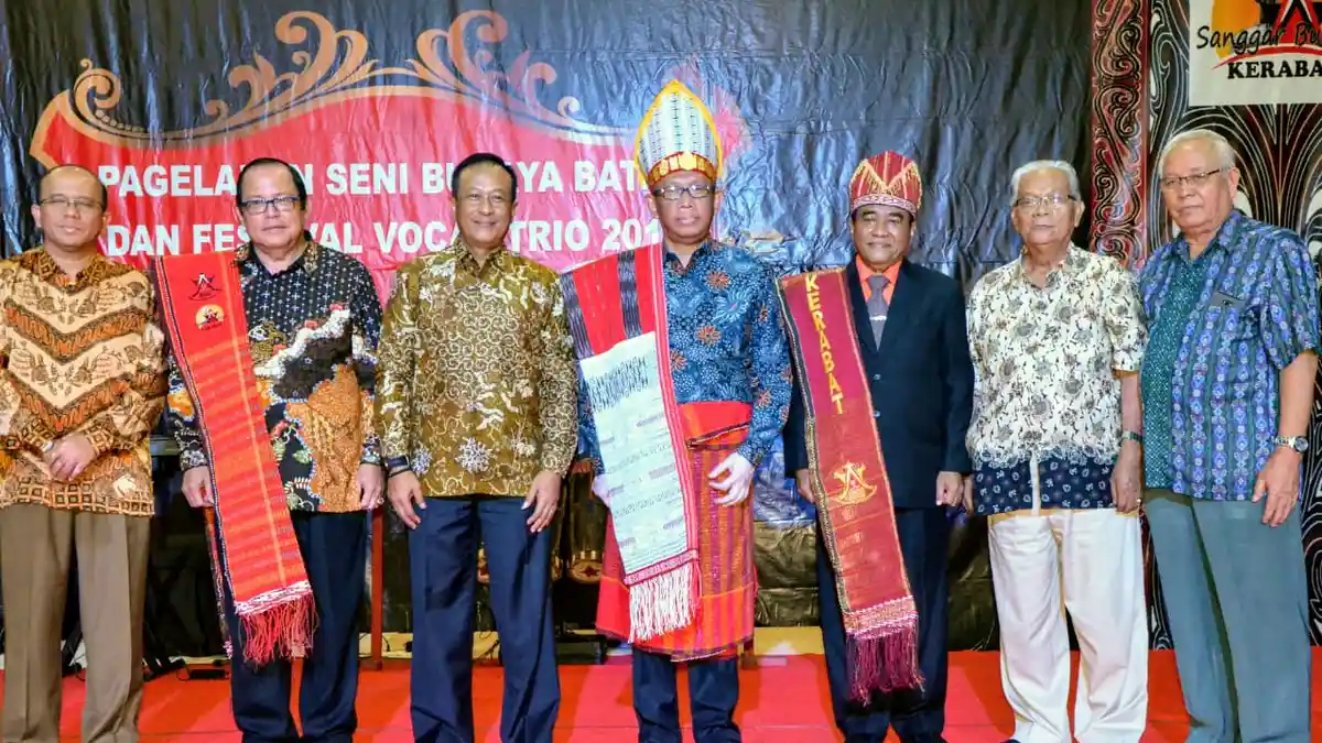 ‎Hadiri Pagelaran Seni Budaya Batak, Sutarmidji Terima Pakaian Kebesaran Batak