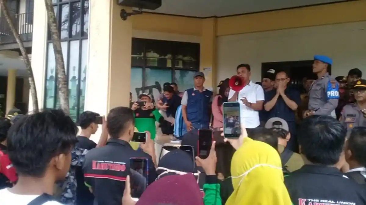 Aliansi Buruh dan Mahasiswa Geruduk Kantor DPRD Tarakan Tuntut Penghapusan RUU Omnibus Law