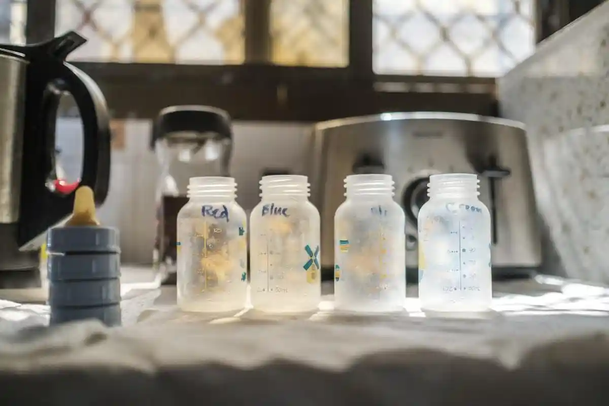 Cara Penyajian dan Menyimpan Susu Formula yang Benar, Bolehkah Disimpan Dalam Kulkas?