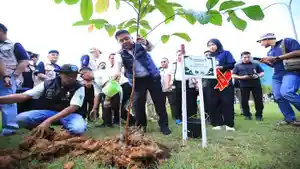 Herman-Deru-mengajak-generasi-muda-untuk-lebih-peduli-terhadap-kelestarian.jpg