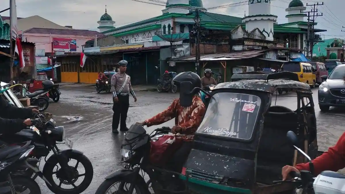 Menciptakan Kamseltibcar Lalu Lintas di Simpang Empat Kota Sibuhuan: Sat Lantas Pos Padat Pagi