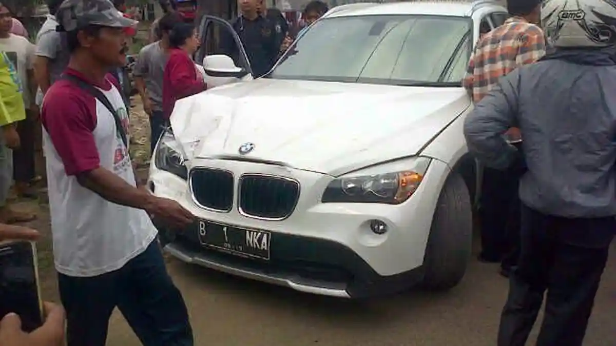 Mobil Mewah BMW Tabrak Dua Warung Sayur di Pamulang, Pemilik Warung Luka Parah
