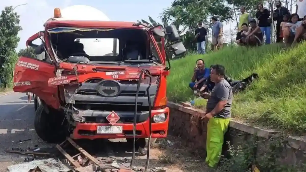 2 Truk Adu Banteng Setelah Senggolan dengan Mobil, 1 Sopir Tewas Mengenaskan - Tribunjateng.com