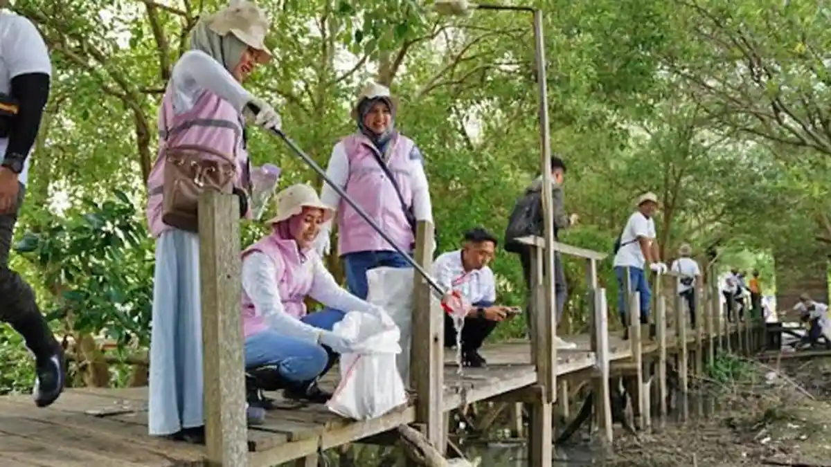 Hari Lingkungan Hidup se-Dunia 2025, PLN UID Jatim Gelar Bersih-Bersih Sampah di Surabaya dan Gresik