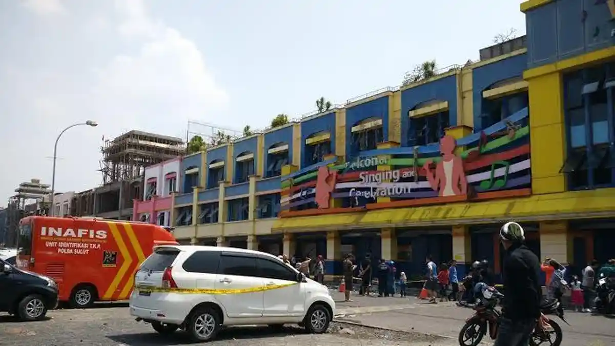 Warga Berkerumun Melihat Bangunan Inul Vizta Manado Pascakebakaran