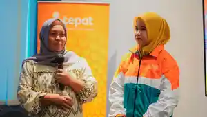 Rabiah-Ibrahim-kiri-selaku-ibunda-dari-Community-OfficerCO-BTPN-Syariah.jpg