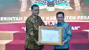 20251021_Wakil-Bupati-Pekalongan-Sukirman-terima-penghargaan-ANRI_1.jpg