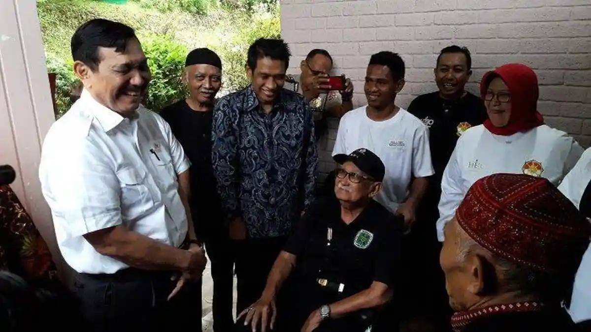 Kunjungi Solihin GP, Luhut Panjaitan Cium Tangan