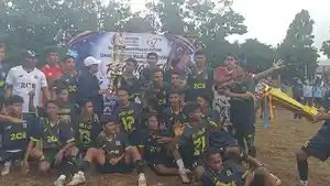 Tim-sepakbola-SMA-Regina-Pacis-Bajawa-sedang-menerima-hadiah.jpg