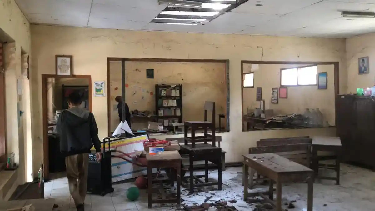 Sudah 2 Tahun Atap Kelas SDN Demangan Jepara Ambrol Tak Kunjung Diperbaiki