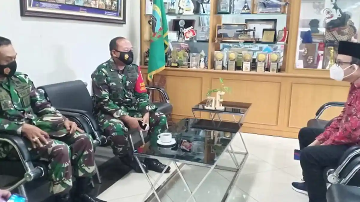 Silaturahim dengan Bupati Husein, Danlanal Cilacap Bahas Pengoperasian Dermaga Serayu Banyumas