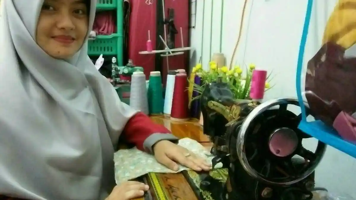 Karena Baju yang Kebesaran Dea Kini Bisa Beromzet Rp 6 Juta Sebulan