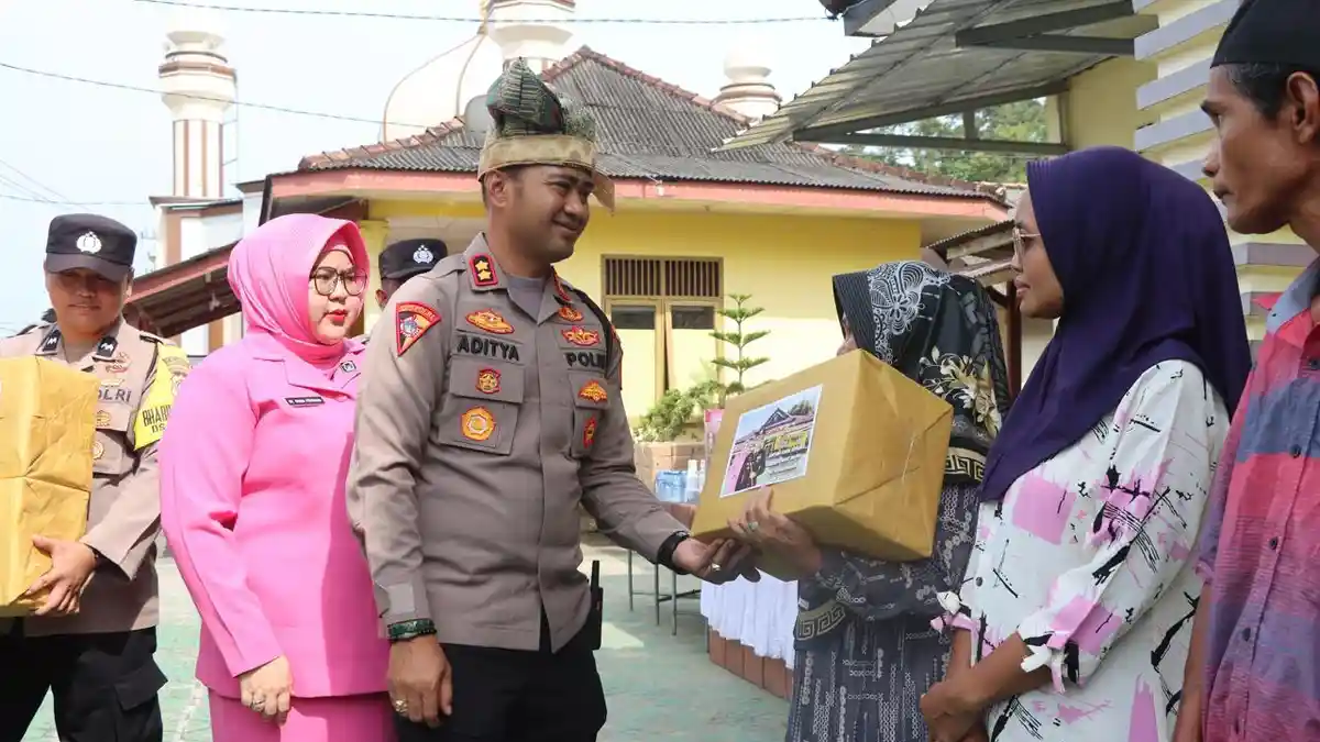 Kunjungan Kerja ke Polsek Simpang Teritip, Kapolres Beri Bantuan Sosial Warga