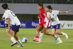 Penyerang-Timnas-Putri-Indonesia-Claudia-Scheunemmann-kedua-kanan.jpg