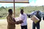 Kakanwil-Kemenag-Papua-Barat-Luksen-Jems-Mayor-menyerahkan-bantuan-Alkitab.jpg