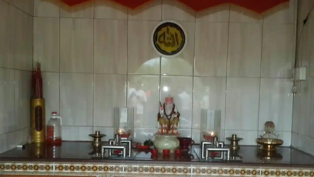 Hiasan Lafadz Allah Ditemukan di Tempat Sembahyang Agama Budha di Bantan Tua