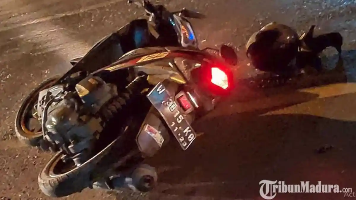 Hantam Lubang Jalan, Pengendara Asal Gresik Tewas di Lokasi setelah Terbentur Truk Gandeng