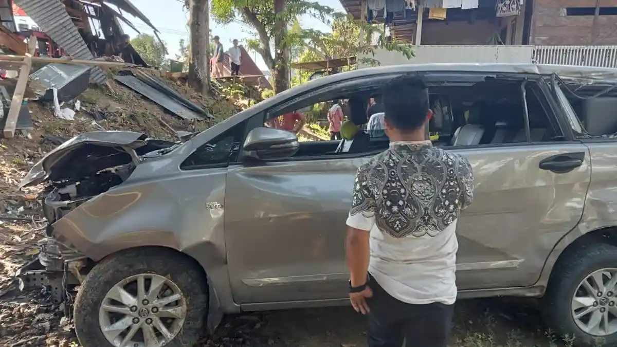 Legislator Golkar Palopo Baharman Supri Kecelakaan, Mobil Innova Ditumpangi Seruduk Ruko di Barru