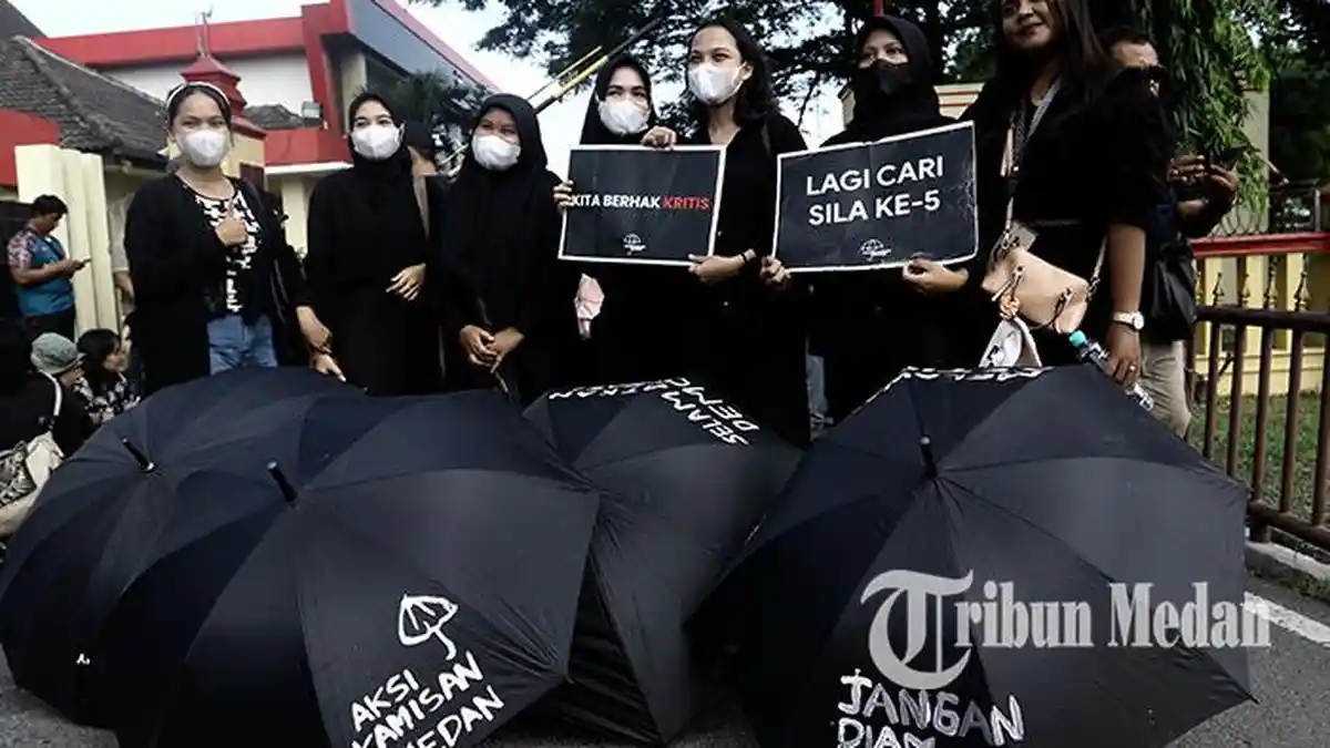 Berita Foto: KKJ dan Aktivis Aksi Kamisan Meminta Polda Mengusut Tuntas Motif Kematian Rico Sempurna - 25072024_AKSI_KAMISAN_DI_POLDA_DANIL_SIREGAR_5jpg.jpg