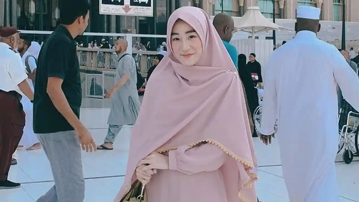 Larissa Chou Dapat Buket Bunga Berisi Pesan Romantis, Sosok Pengirimnya Bikin Heboh Netizen