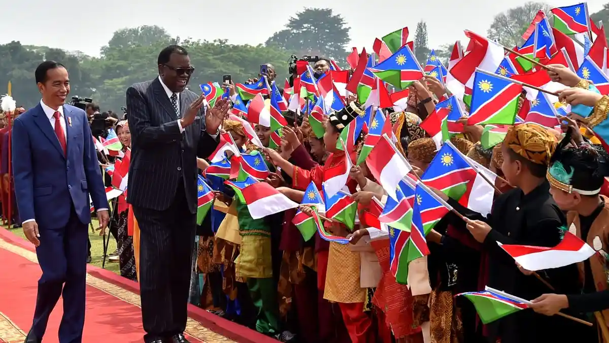 Presiden Geingob Disambut Meriah Anak-anak Berbaju Adat Kibarkan Bendera Namibia dan Indonesia