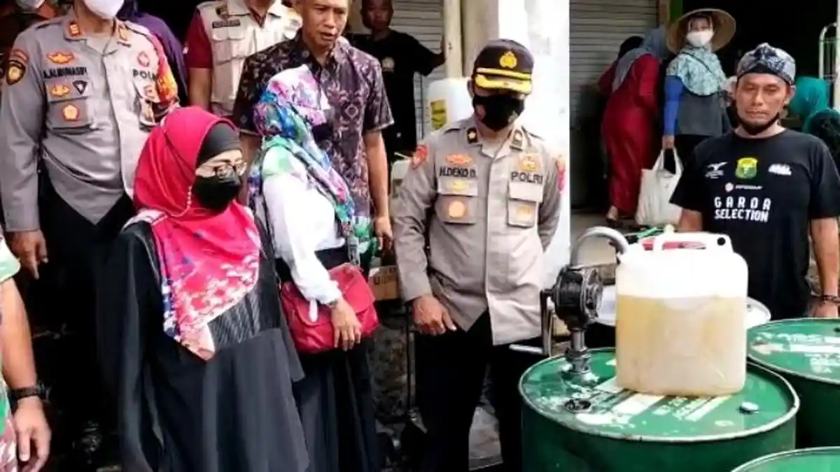 Cek Ketersediaan Minyak Goreng Curah, Pj Bupati Batang Lani: Stok Aman, Bahkan Melimpah  