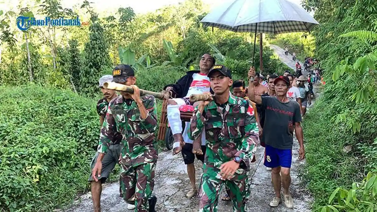 Satgas Pamtas RI-MLY Yonif 645/Gty Bantu Menandu Warga yang Sakit 