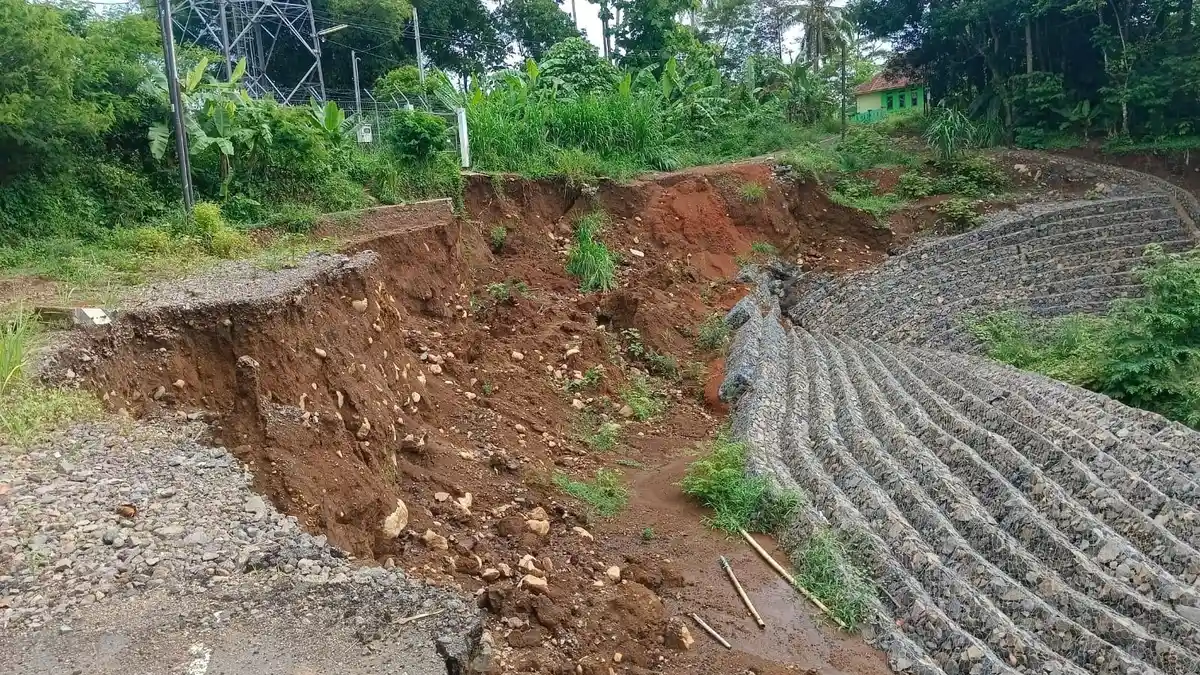 Warga Keluhkan Jalan Penghubung Dusun Wanasigra-Cikoneng Ciamis yang Ambles