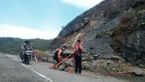 mataraman/Material-longsor-menyisakan-sepertiga-jalur-wisata-pantai-Tulungagung-da.jpg