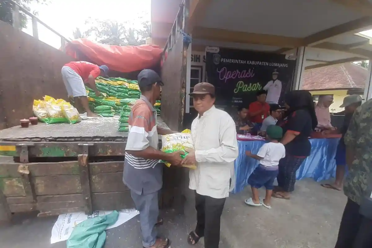 Jual Beras dan Gula di Bawah Harga Pasaran, Operasi Pasar di Gucialit Lumajang Diserbu Warga