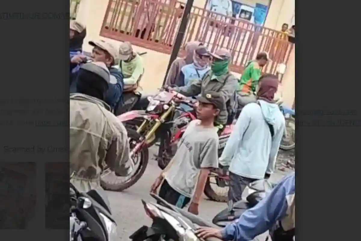 Sejumlah Warga Geruduk Polsek, Kapolsek Ditarik Paksa Keluar Kantor, Bendera Merah Putih Diturunkan