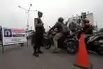 Penyekatan Mudik Pengendara Roda Dua di Karawang