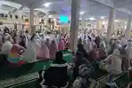 Suasana-jemaahdi-Masjid-Al-jihad-saat-mendengarkan-ceramah.jpg