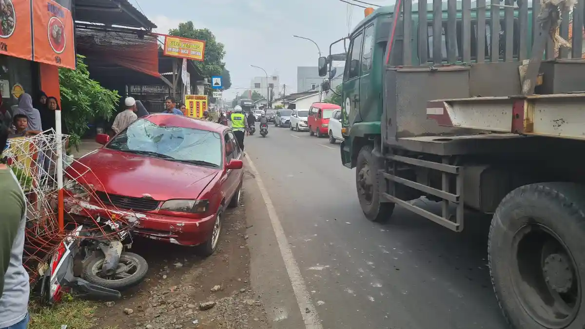 Kecelakaan di Jalan Merak-Cilegon, Sedan Merah Hantam Motor Beat hingga Ringsek