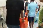 Tim-inafis-evakuasi-jenazah-pria-remaja-SH-yang-ditemukan-mengakhiri-hidup-di-kampung-tengah.jpg