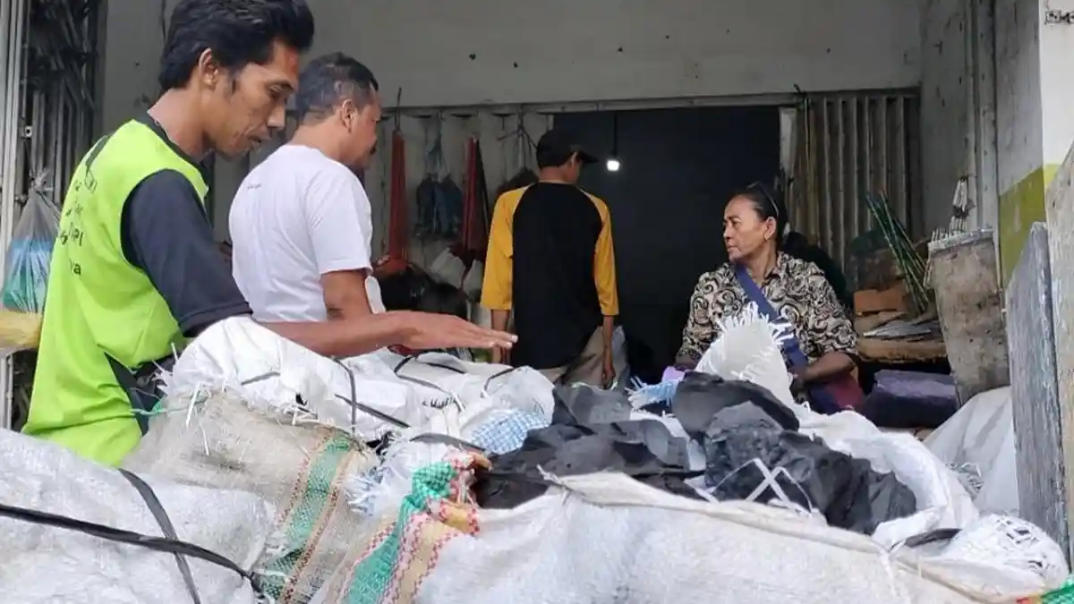 Tradisi Nyatai Tumbuh Subur saat Iduladha, Kios Arang Ngatini Kudus Ramai Diserbu Warga