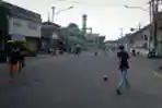 Bermain Bola di Jalan Protokol yang Ditutup saat PPKM Darurat