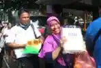 Warga Antri Membeli Sembako di Pasar Palmerah