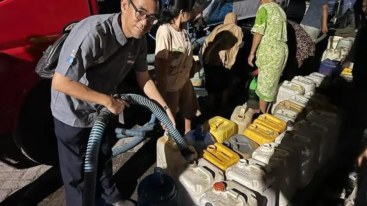 BMWCCI Makassar Chapter Salurkan 10 Ribu Liter Air Bersih di Jalan Teukur Umar