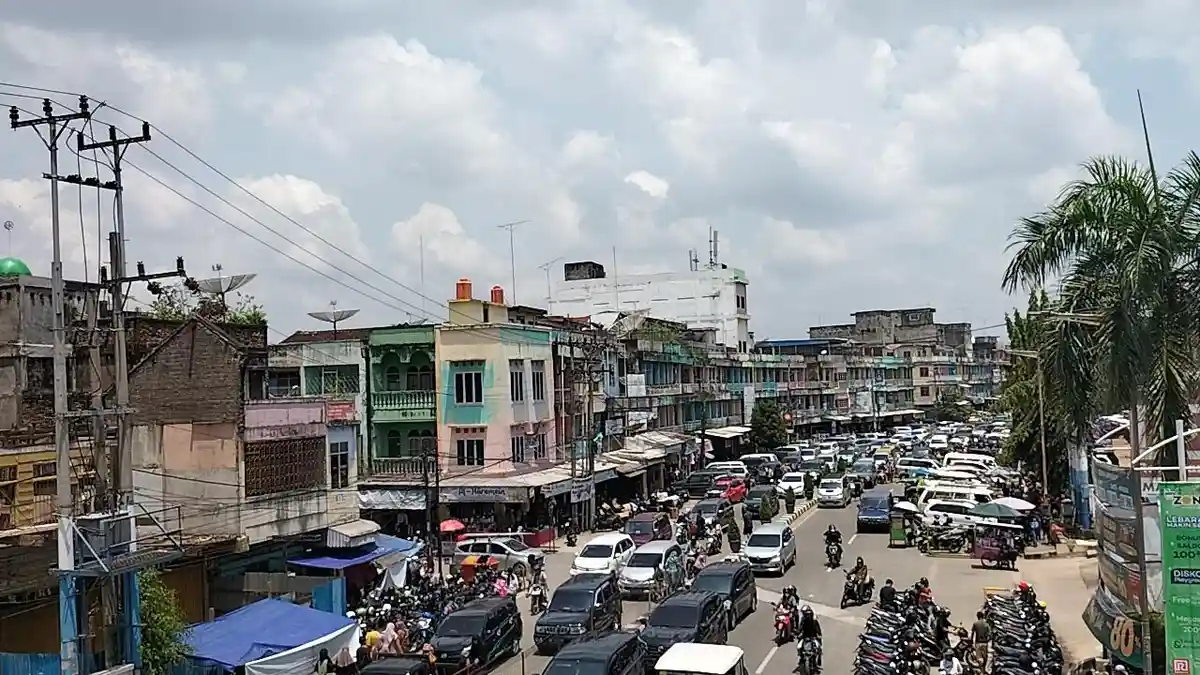 H-6 Idul Fitri 1444 H, Lalu Lintas di Depan Mal WTC-Ramayana Jambi Padat