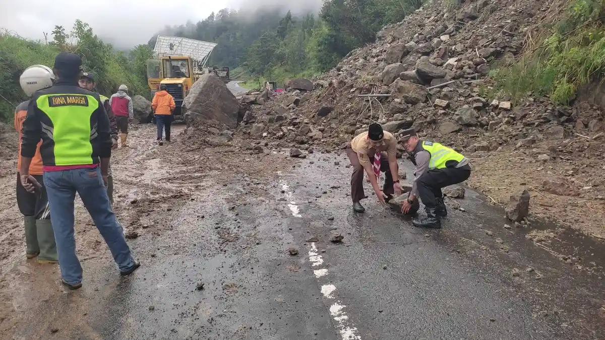 Hari Ini, Evakuasi Material Longsor di Jalan Tembus Tawangmangu-Magetan Capai 80 Persen
