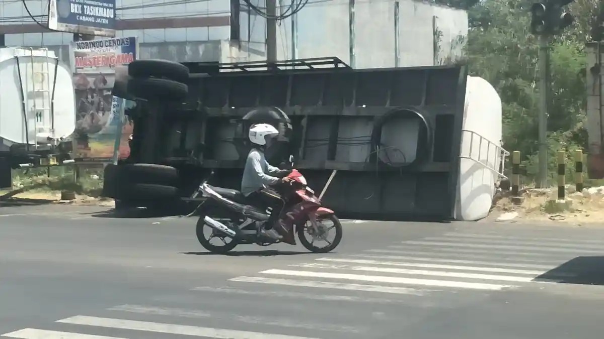 Truk Pengangkut Tetes Tebu Seberat 40 Ton Terguling di Karanganyar, Sopir Masih Syok
