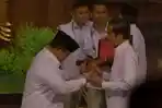 Prabowo-memberikan-hadiah-berupa-keris-untuk-Jokowi-Hut-Partai-Gerindra.jpg