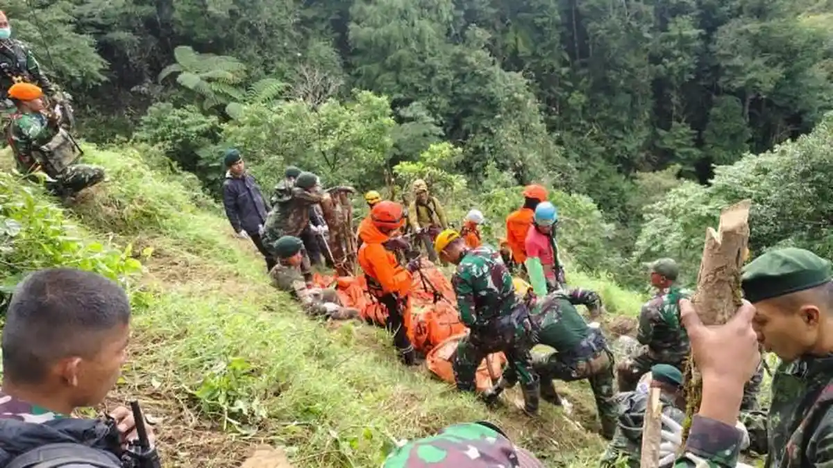Tangis Tim SAR Pecah, Berhasil Temukan 10 Korban Pesawat ATR 42-500, Berjuang Turuni Tebing Curam