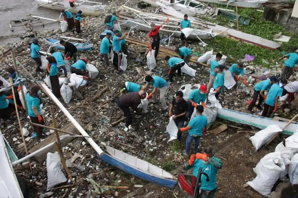 Serbuan Sampah, Pertamina dan Warga Bersihkan Pesisir Cempae
