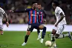 bek-barcelona-alejandro-balde-mengontrol-bola-selama-pertandingan.jpg