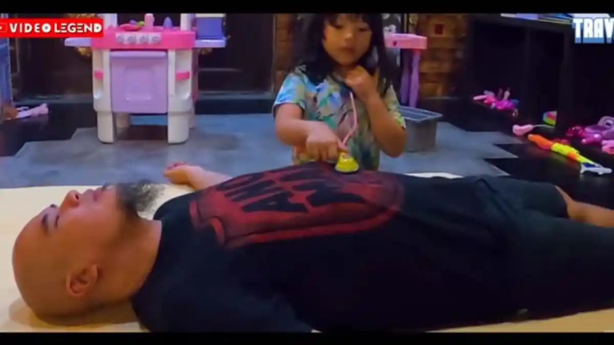 Main Bareng Anak, Ahmad Dhani 'Diperiksa' Virus Corona oleh Putra Mulan Jameela, Hasilnya ?